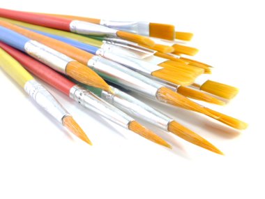 beyaz arkaplanda izole boya fırçaları