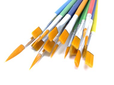 beyaz arkaplanda izole boya fırçaları