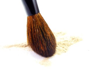 Makyaj fırçası beyaz arkaplanda izole edildi