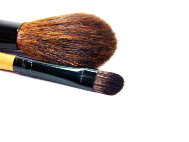 Makyaj fırçası beyaz arkaplanda izole edildi