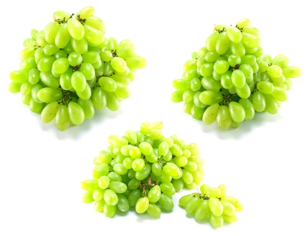Uvas verdes frescas isoladas sobre fundo branco — Fotografia de Stock