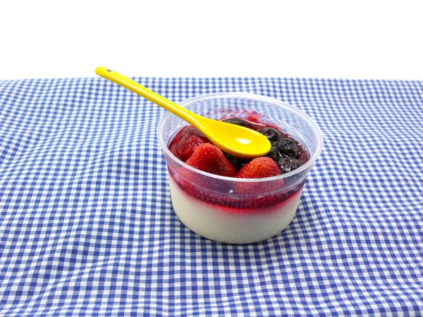 Süt puding tatlı çilek ve mavi berry ile — Stok fotoğraf