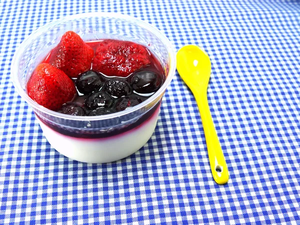 Dessert pudding au lait à la fraise et à la baie bleue — Photo
