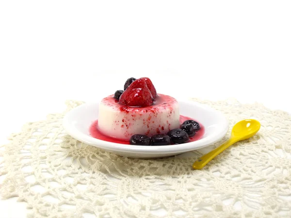 Milchpudding-Dessert mit Erdbeere und Blaubeere — Stockfoto