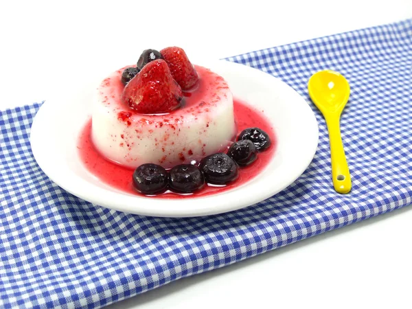 Postre de pudín de leche con fresa y baya azul —  Fotos de Stock