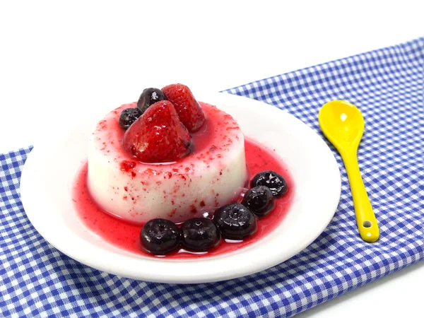 Mjölk pudding efterrätt med jordgubbar och blå bär — Stockfoto