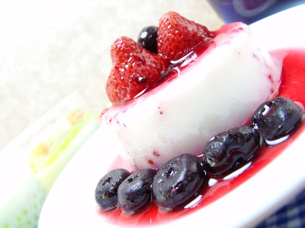 Postre de pudín de leche con fresa y baya azul —  Fotos de Stock