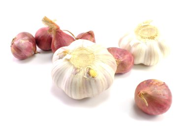 Beyaz arka plan üzerinde izole soğan ve sarımsak