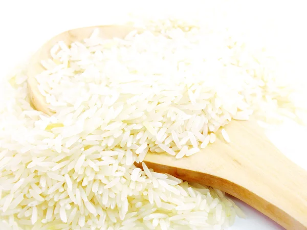 Fechar o arroz isolado no fundo branco — Fotografia de Stock