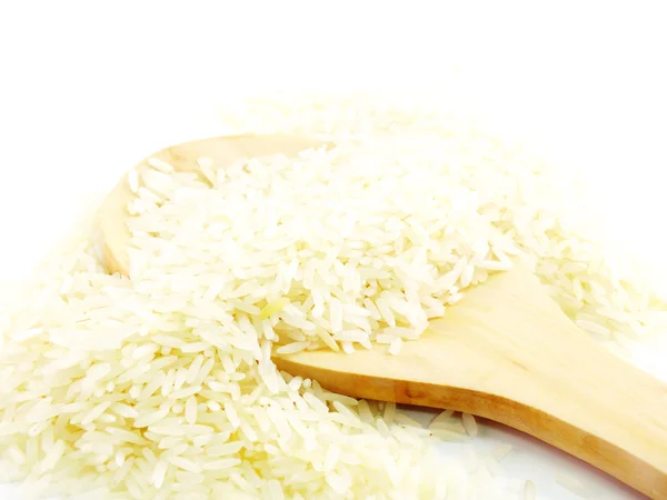 Fechar o arroz isolado no fundo branco — Fotografia de Stock