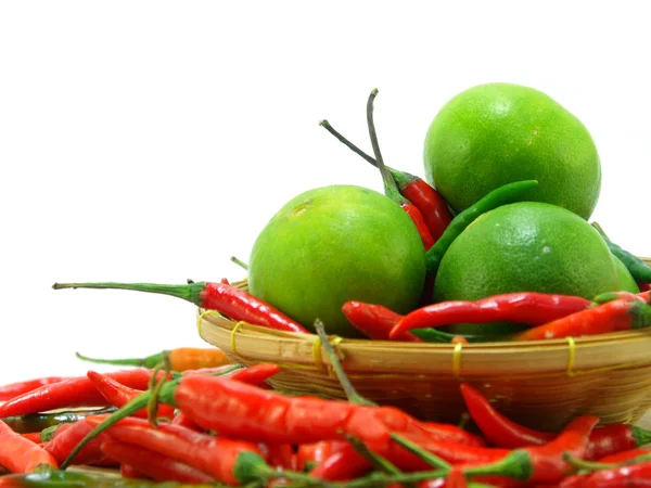 Wapno i czerwone chilli na białym tle — Zdjęcie stockowe