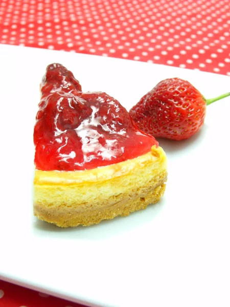 Beyaz bir arka plan üzerinde lezzetli çilekli cheesecake — Stok fotoğraf