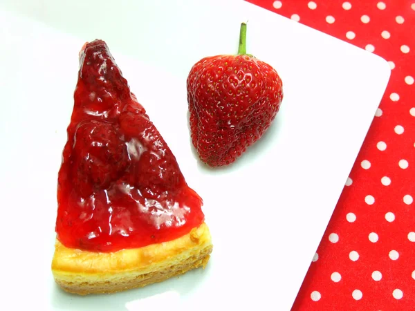 Delicioso pastel de queso de fresa sobre un fondo blanco — Foto de Stock