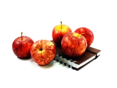 Defter ve beyaz arka plan üzerinde elma