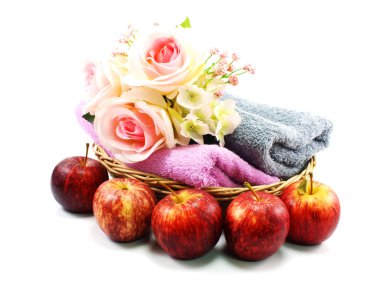 Elma ve havlu izole arka plan üzerinde