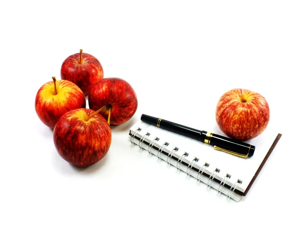 Notizbuch und Äpfel auf weißem Hintergrund — Stockfoto