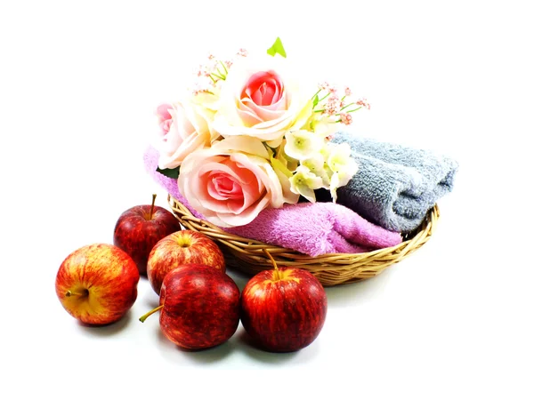 Elma ve havlu izole arka plan üzerinde