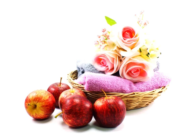 Manzana y toalla sobre fondo aislado —  Fotos de Stock