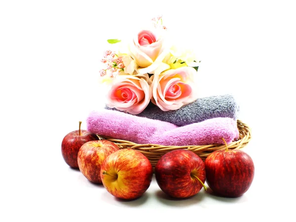 Elma ve havlu izole arka plan üzerinde