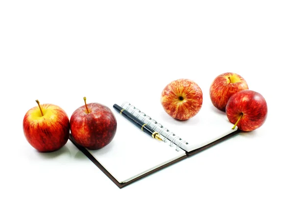 Cuaderno y manzanas sobre fondo blanco — Foto de Stock