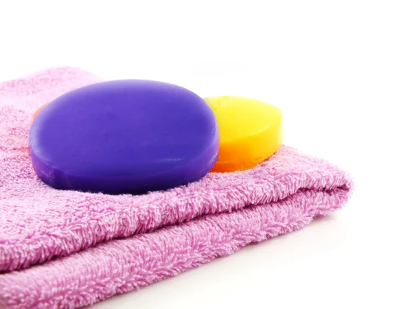 Полотенца с разноцветными кусками мыла — стоковое фото