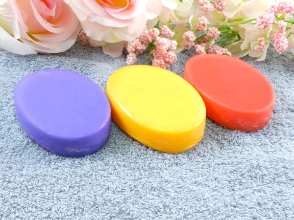 Toalhas com pedaços coloridos de sabão — Fotografia de Stock