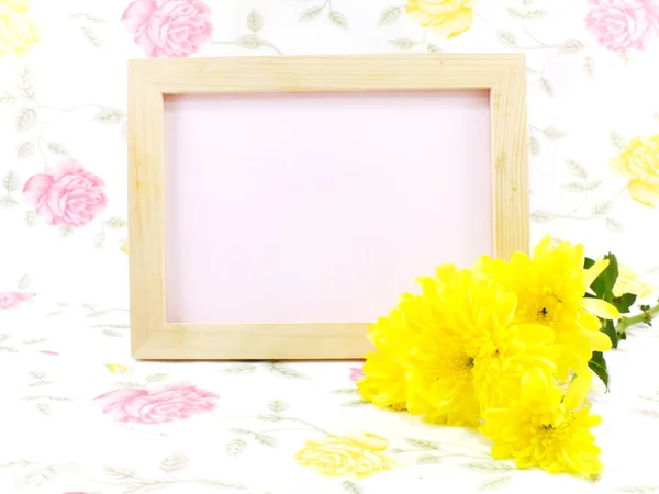 Wood photo frame and roses flower on the table — Stock Photo, Image