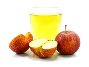 Beyaz arka planda izole edilmiş elma suyu.