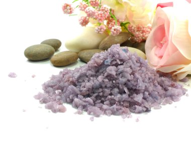 Beyaz arka plan üzerinde seçici odak deniz tuz spa ve sabun lavanta kokusu