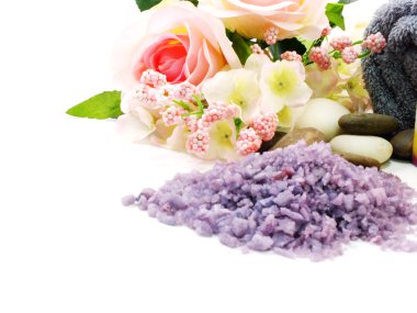 Beyaz arka plan üzerinde seçici odak deniz tuz spa ve sabun lavanta kokusu