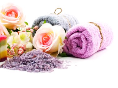 Beyaz arka plan üzerinde seçici odak deniz tuz spa ve sabun lavanta kokusu