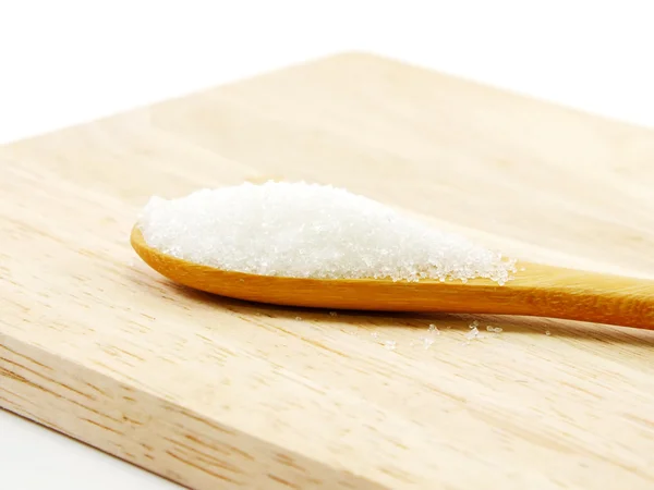 Сахар в деревянной ложке селективного фокуса — стоковое фото