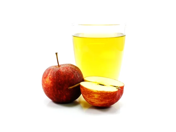 Sok jabłkowy w szklance izolowany na białym tle — Zdjęcie stockowe