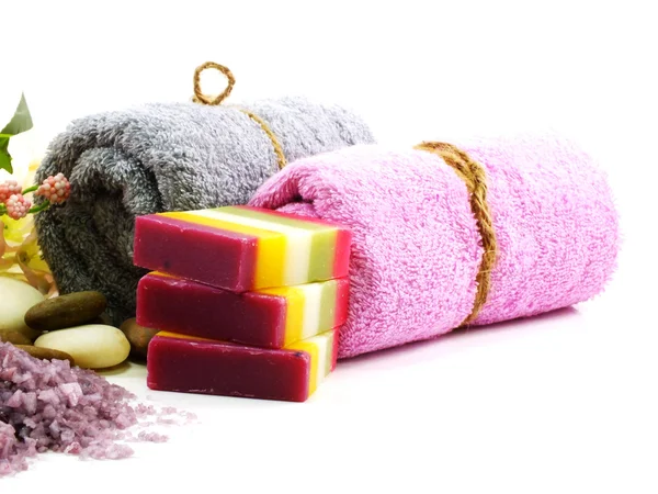 Jabón de frutas mezcladas y toalla para el cuidado de la piel limpia y saludable — Foto de Stock