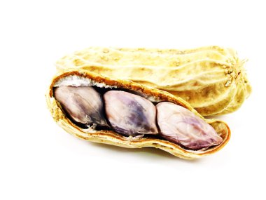 beyaz arkaplanda izole edilmiş yerfıstıkları