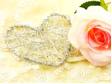 Sevgililer günü kalp ve gül çiçek arka plan kavramı ile