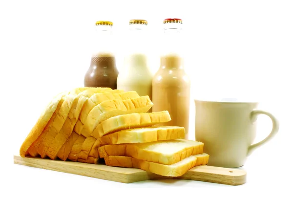 Mleko i chleb z ceramicznych kubek na białym tle — Zdjęcie stockowe