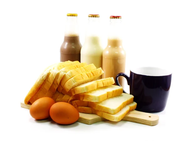 Γάλα και ψωμί με κεραμικό Κύπελλο σε άσπρο φόντο — Φωτογραφία Αρχείου