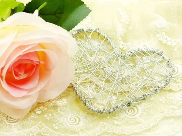 Día de San Valentín con corazón y rosa concepto de fondo de la flor — Foto de Stock