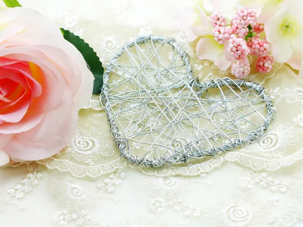 Sevgililer günü kalp ve gül çiçek arka plan kavramı ile