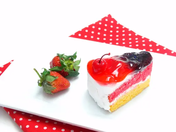 Pastel de esponja con fresas y crema de vainilla — Foto de Stock