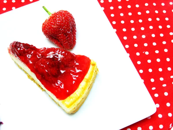 Pastel de queso de fresa y fresa fresca sobre fondo blanco — Foto de Stock