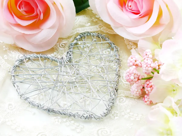 Giorno di San Valentino con cuore e rosa fiore sfondo — Foto Stock