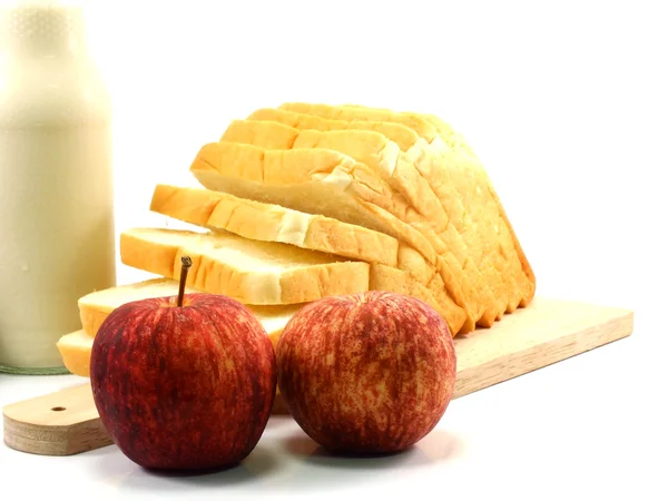 Pommes rouges et tranches de pain avec du lait pour le petit déjeuner le matin — Photo
