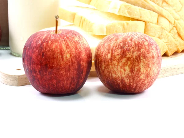 Rode appels en sneetje brood met melk voor het ontbijt in de ochtend — Stockfoto