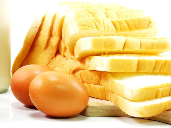 Ägg och skiva bröd på vit bakgrund — Stockfoto