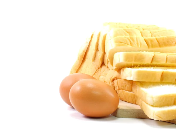 Яйца и ломтик хлеба на белом фоне — стоковое фото