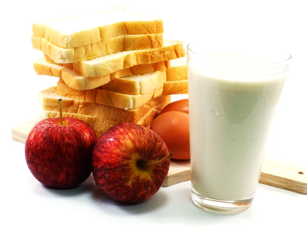 Röda äpplen och skiva bröd med mjölk till frukost i morgon — Stockfoto