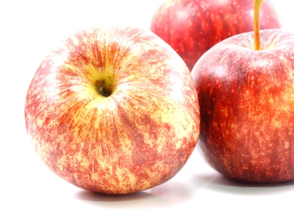 Manzanas rojas aisladas sobre fondo blanco — Foto de Stock