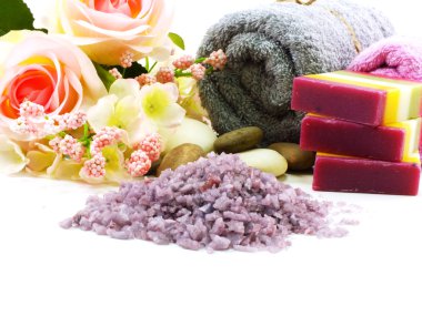 Beyaz arka plan üzerinde seçici odak deniz tuz spa ve sabun lavanta kokusu